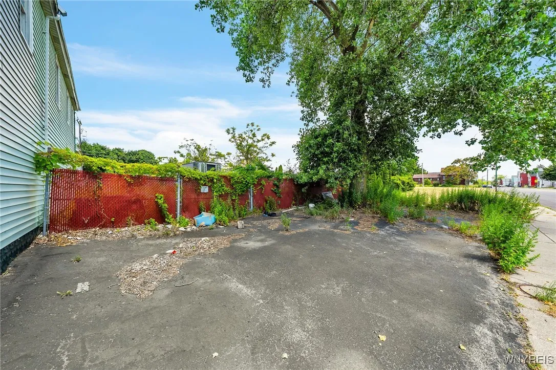 828 Clinton - lot included with purchase