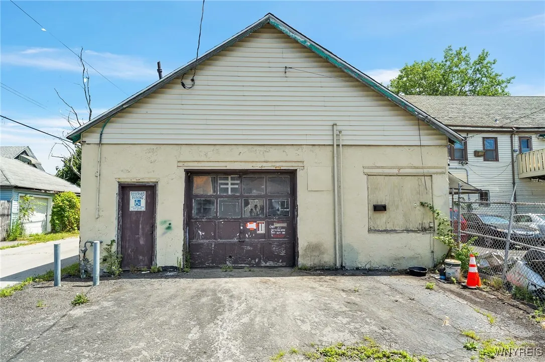 822 Clinton - garage/shop
