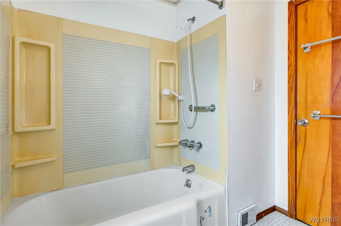 191 Eastland Parkway, Cheektowaga, New York 14225, Cheektowaga, New York 14225, 3 Bedrooms Bedrooms, 6 Rooms Rooms,1 BathroomBathrooms,Residential,For Sale,191 Eastland Parkway, Cheektowaga, New York 14225,B1628199