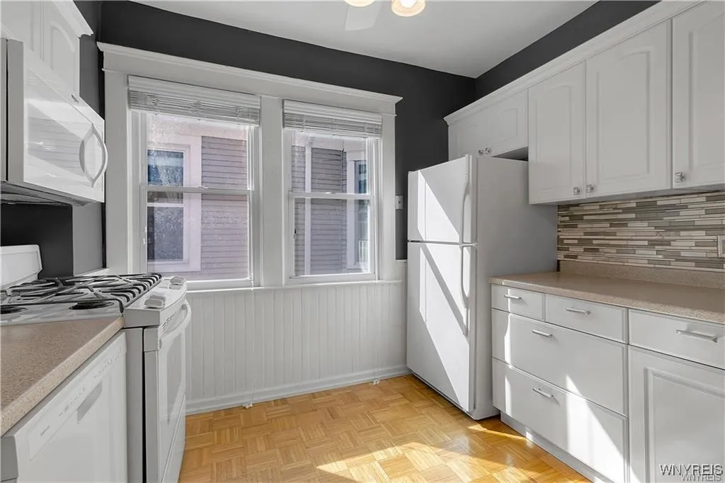 95 Inwood Place 2, Buffalo, New York 14209, Buffalo, New York 14209, 3 Bedrooms Bedrooms, 6 Rooms Rooms,1 BathroomBathrooms,Residential Lease,For Rent,95 Inwood Place 2, Buffalo, New York 14209,B1628194