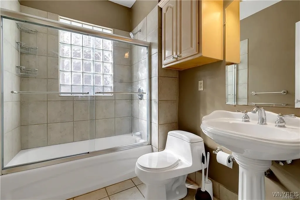 95 Inwood Place 2, Buffalo, New York 14209, Buffalo, New York 14209, 3 Bedrooms Bedrooms, 6 Rooms Rooms,1 BathroomBathrooms,Residential Lease,For Rent,95 Inwood Place 2, Buffalo, New York 14209,B1628194