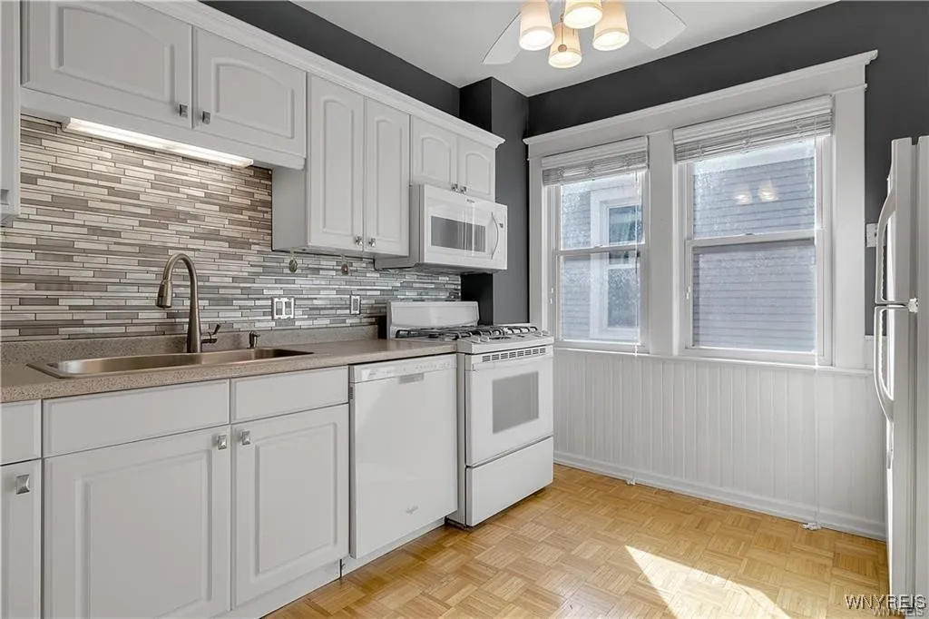 95 Inwood Place 2, Buffalo, New York 14209, Buffalo, New York 14209, 3 Bedrooms Bedrooms, 6 Rooms Rooms,1 BathroomBathrooms,Residential Lease,For Rent,95 Inwood Place 2, Buffalo, New York 14209,B1628194