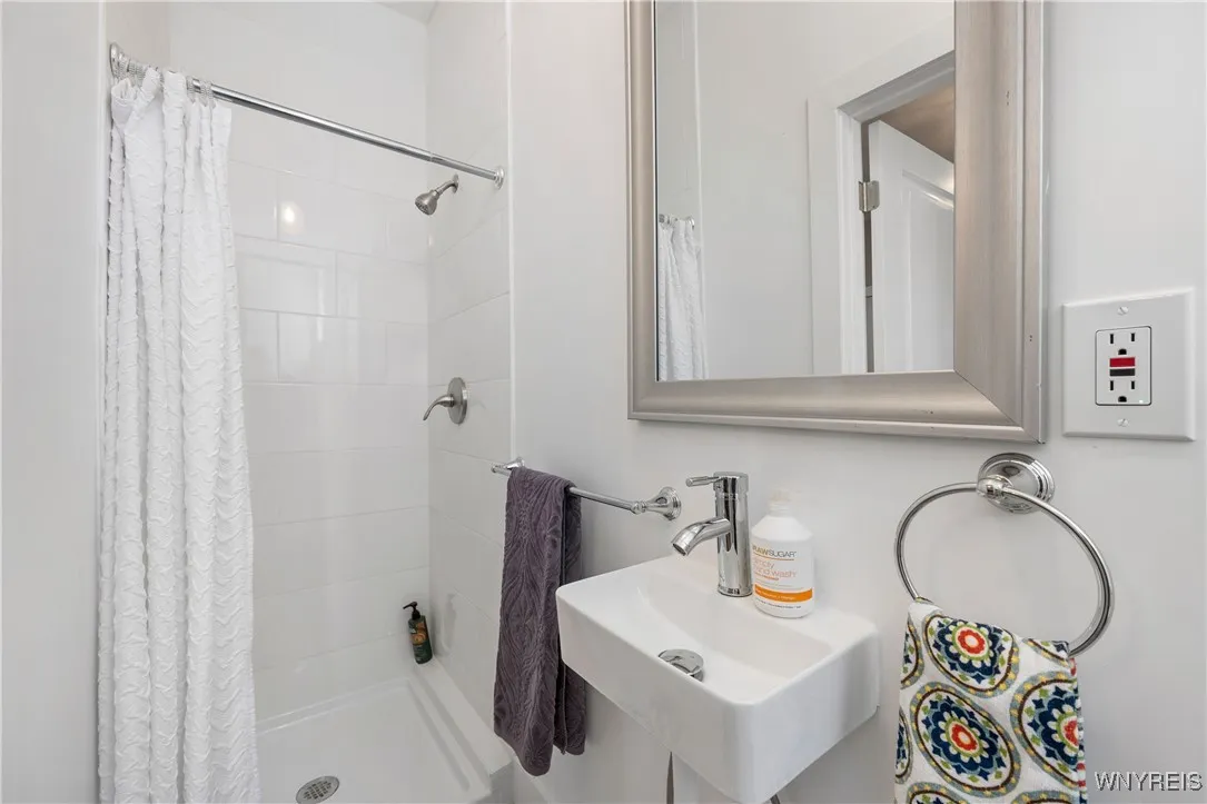 807 Willow Avenue, Niagara Falls, New York 14305, Niagara Falls, New York 14305, 5 Bedrooms Bedrooms, 7 Rooms Rooms,3 BathroomsBathrooms,Residential,Closed,807 Willow Avenue, Niagara Falls, New York 14305,0,B1619931