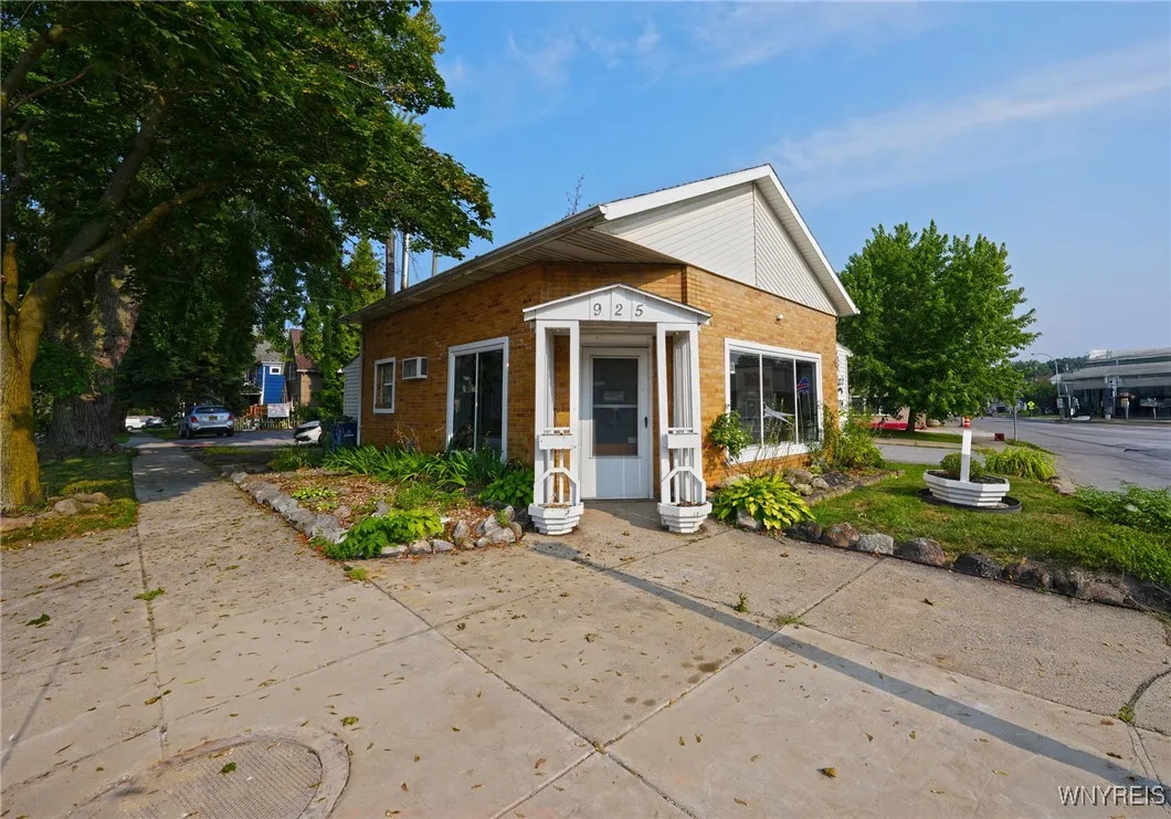 925 Abbott Road, Buffalo, New York 14220, Buffalo, New York 14220, ,Commercial Sale,For Sale,925 Abbott Road, Buffalo, New York 14220,B1628221