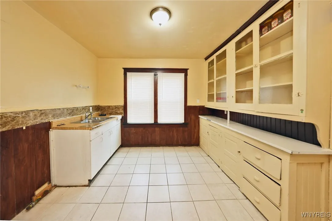 92 Wakefield Avenue, Buffalo, New York 14214, Buffalo, New York 14214, 6 Bedrooms Bedrooms, ,2 BathroomsBathrooms,Residential,For Sale,92 Wakefield Avenue, Buffalo, New York 14214,B1627876