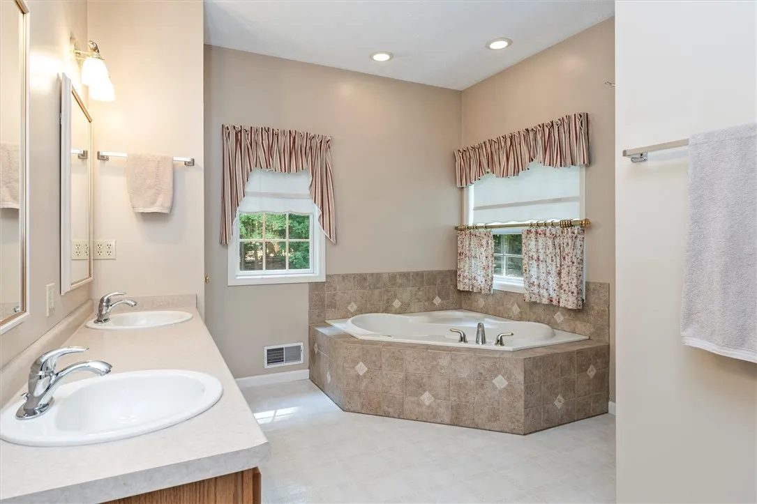 5 Woodsford Lane, Ogden, New York 14559, Ogden, New York 14559, 3 Bedrooms Bedrooms, 7 Rooms Rooms,2 BathroomsBathrooms,Residential,Closed,5 Woodsford Lane, Ogden, New York 14559,0,R1628000