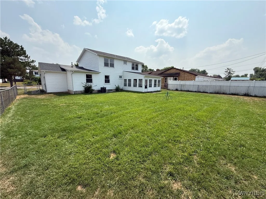 161 Sundown, Amherst, New York 14221, Amherst, New York 14221, 4 Bedrooms Bedrooms, 10 Rooms Rooms,1 BathroomBathrooms,Residential Lease,For Rent,161 Sundown, Amherst, New York 14221,B1628321