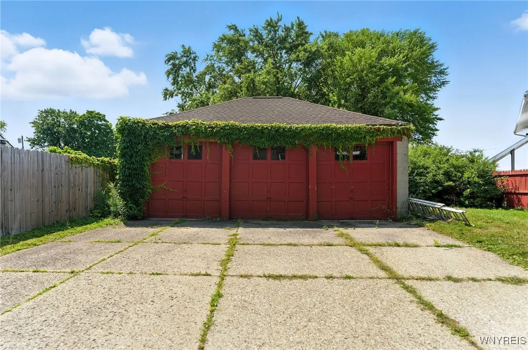 841 Cleveland Drive, Cheektowaga, New York 14225, Cheektowaga, New York 14225, 6 Bedrooms Bedrooms, 10 Rooms Rooms,1 BathroomBathrooms,Residential,For Sale,841 Cleveland Drive, Cheektowaga, New York 14225,B1627793