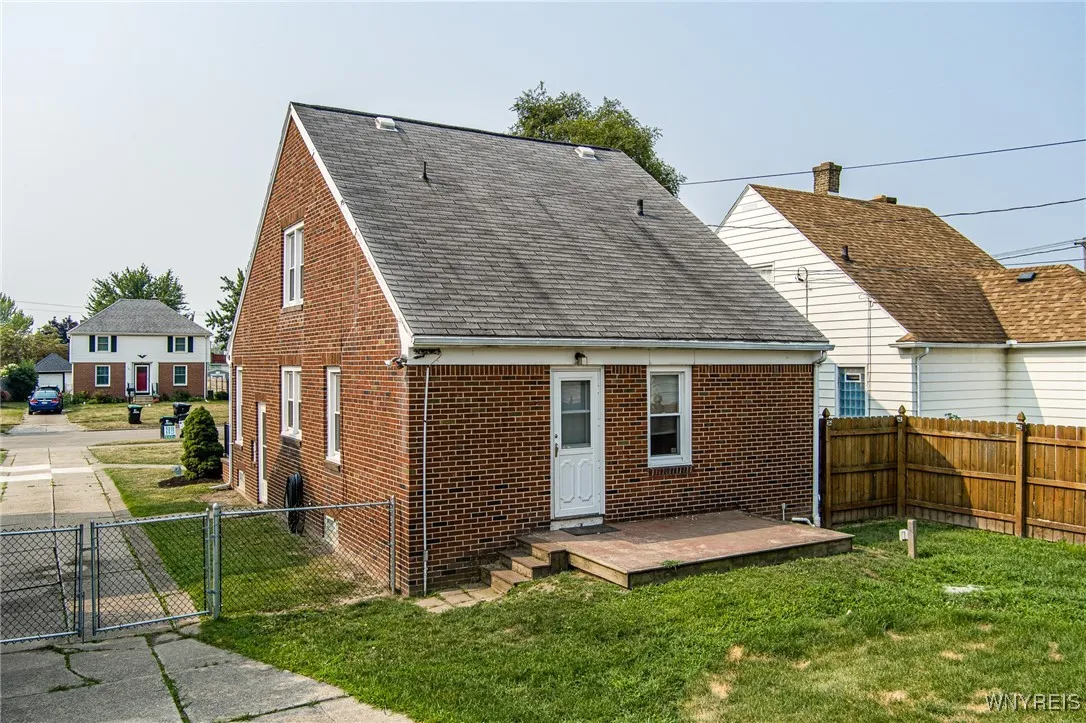 161 Hampton Parkway, Tonawanda, New York 14217, Tonawanda, New York 14217, 4 Bedrooms Bedrooms, 7 Rooms Rooms,1 BathroomBathrooms,Residential,For Sale,161 Hampton Parkway, Tonawanda, New York 14217,B1627712