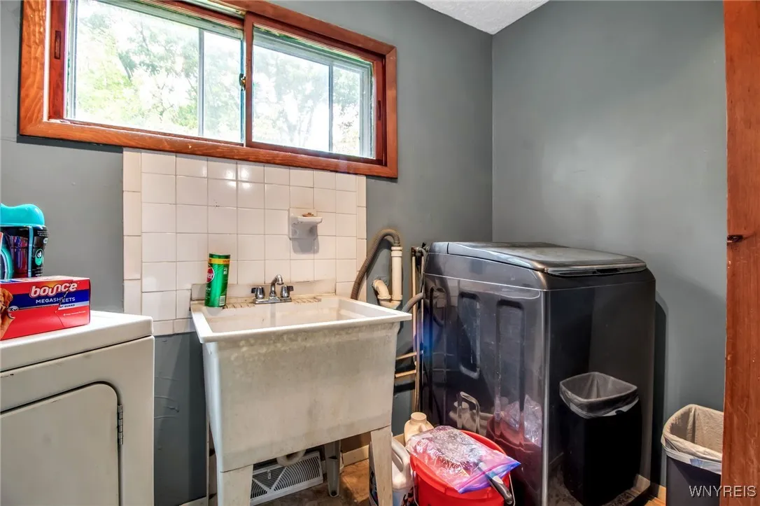 627 Kennedy Avenue, Evans, New York 14006, Evans, New York 14006, 3 Bedrooms Bedrooms, 6 Rooms Rooms,1 BathroomBathrooms,Residential,Closed,627 Kennedy Avenue, Evans, New York 14006,0,B1628312