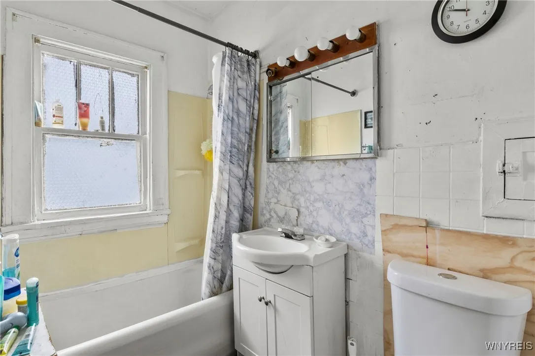 167 Roebling Avenue, Buffalo, New York 14215, Buffalo, New York 14215, 3 Bedrooms Bedrooms, 8 Rooms Rooms,1 BathroomBathrooms,Residential,For Sale,167 Roebling Avenue, Buffalo, New York 14215,B1628475