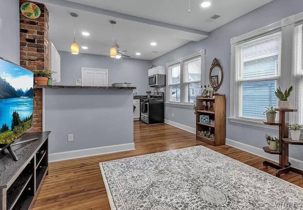 378 Breckenridge Street 3, Buffalo, New York 14213, Buffalo, New York 14213, 1 Bedroom Bedrooms, 3 Rooms Rooms,1 BathroomBathrooms,Residential Lease,For Rent,378 Breckenridge Street 3, Buffalo, New York 14213,B1628504