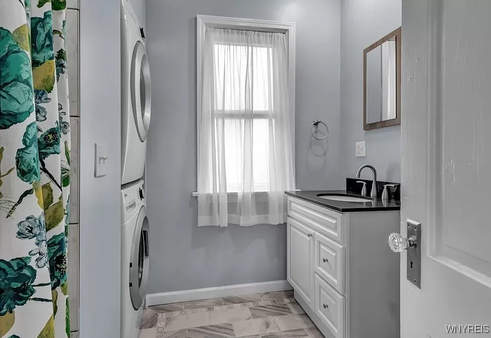 378 Breckenridge Street 3, Buffalo, New York 14213, Buffalo, New York 14213, 1 Bedroom Bedrooms, 3 Rooms Rooms,1 BathroomBathrooms,Residential Lease,For Rent,378 Breckenridge Street 3, Buffalo, New York 14213,B1628504