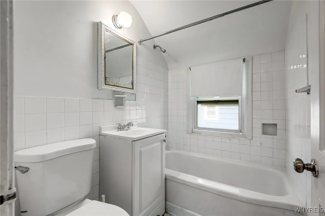 73 Oakmont Avenue, Buffalo, New York 14215, Buffalo, New York 14215, 4 Bedrooms Bedrooms, ,2 BathroomsBathrooms,Residential,For Sale,73 Oakmont Avenue, Buffalo, New York 14215,B1628531