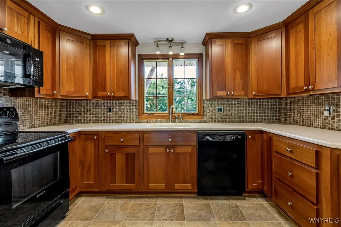 60 Fairways Boulevard, Amherst, New York 14221, Amherst, New York 14221, 3 Bedrooms Bedrooms, 7 Rooms Rooms,1 BathroomBathrooms,Residential,For Sale,60 Fairways Boulevard, Amherst, New York 14221,0,B1628364