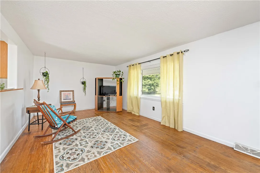 135 Strawberry Hill Road, Henrietta, New York 1462, Henrietta, New York 14623, 5 Bedrooms Bedrooms, 8 Rooms Rooms,2 BathroomsBathrooms,Residential,Closed,135 Strawberry Hill Road, Henrietta, New York 1462,0,R1627679