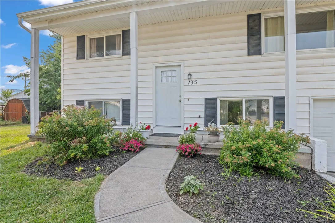 135 Strawberry Hill Road, Henrietta, New York 1462, Henrietta, New York 14623, 5 Bedrooms Bedrooms, 8 Rooms Rooms,2 BathroomsBathrooms,Residential,Closed,135 Strawberry Hill Road, Henrietta, New York 1462,0,R1627679