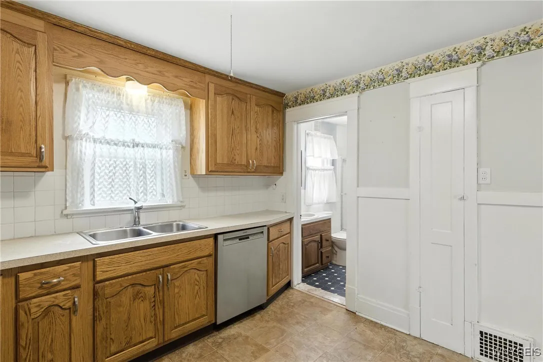 92 Helen Avenue, Hamburg, New York 14219, Hamburg, New York 14219, 3 Bedrooms Bedrooms, 10 Rooms Rooms,2 BathroomsBathrooms,Residential,For Sale,92 Helen Avenue, Hamburg, New York 14219,B1628057
