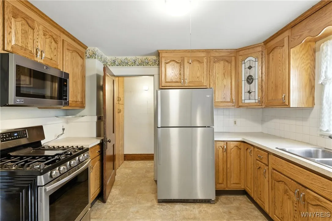 92 Helen Avenue, Hamburg, New York 14219, Hamburg, New York 14219, 3 Bedrooms Bedrooms, 10 Rooms Rooms,2 BathroomsBathrooms,Residential,For Sale,92 Helen Avenue, Hamburg, New York 14219,B1628057