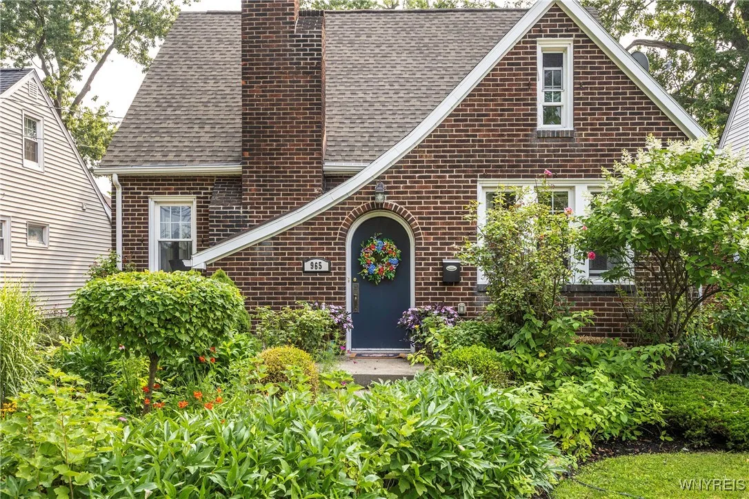 965 Eggert Road, Amherst, New York 14226, Amherst, New York 14226, 3 Bedrooms Bedrooms, 6 Rooms Rooms,1 BathroomBathrooms,Residential,For Sale,965 Eggert Road, Amherst, New York 14226,0,B1628571