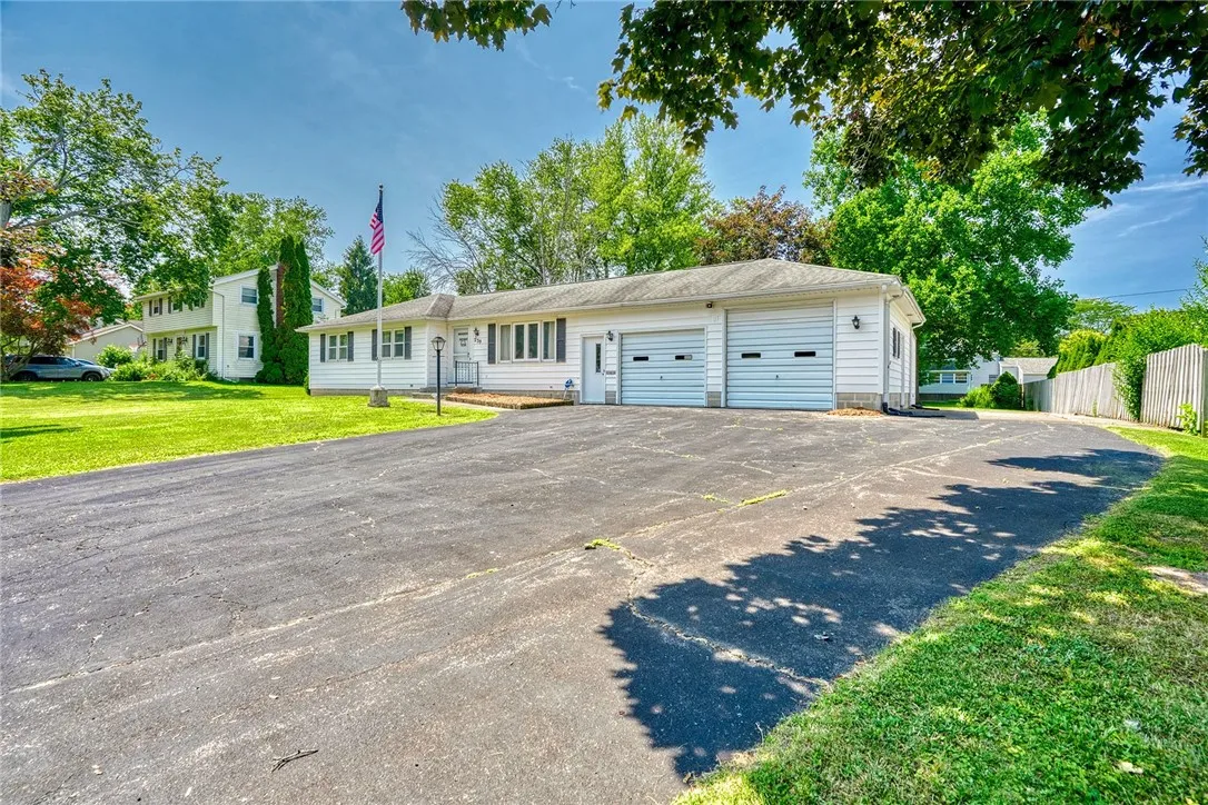 4-CAR WIDE DRIVEWAY *RV PARKING NEXT TO GARAGE