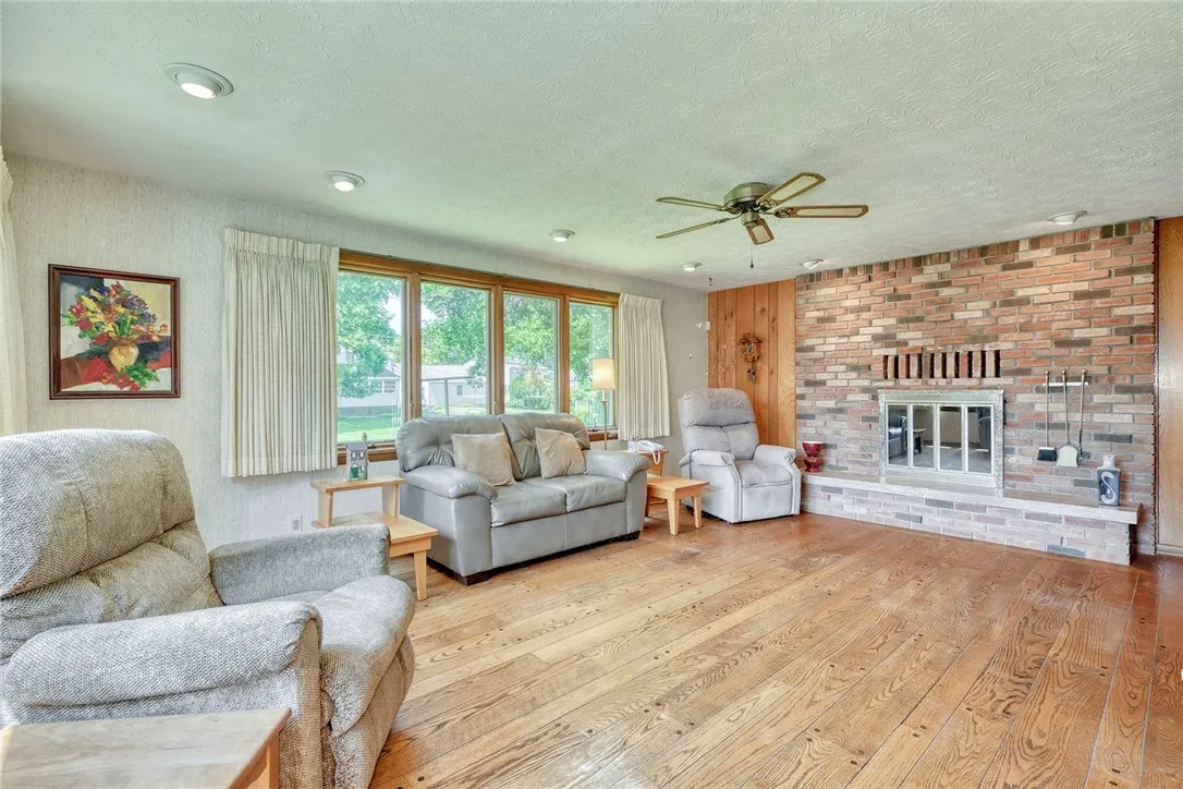 FAMILY ROOM *BRICK WOODBURNING FIREPLACE