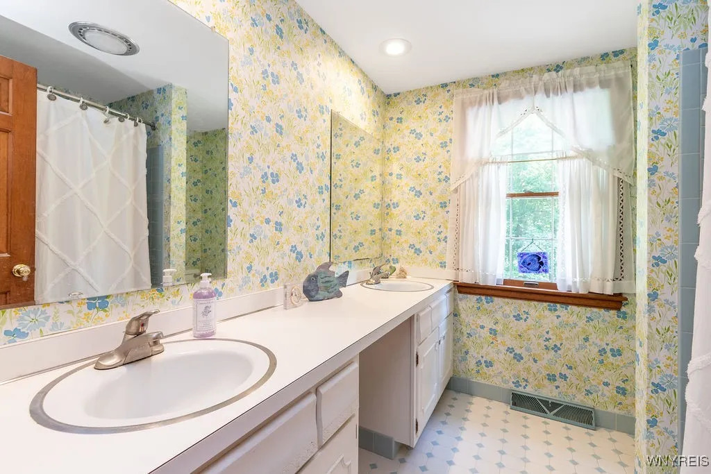 4 Tanglewood Drive East, Orchard Park, New York 14, Orchard Park, New York 14127, 4 Bedrooms Bedrooms, 8 Rooms Rooms,2 BathroomsBathrooms,Residential,For Sale,4 Tanglewood Drive East, Orchard Park, New York 14,B1621565