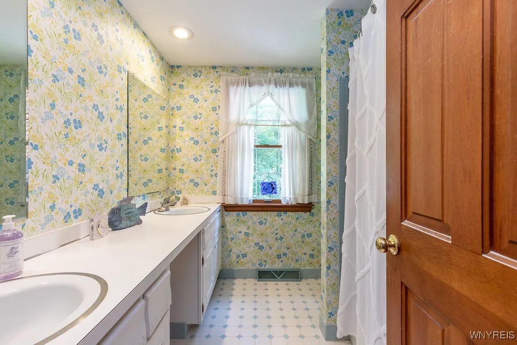 4 Tanglewood Drive East, Orchard Park, New York 14, Orchard Park, New York 14127, 4 Bedrooms Bedrooms, 8 Rooms Rooms,2 BathroomsBathrooms,Residential,For Sale,4 Tanglewood Drive East, Orchard Park, New York 14,B1621565