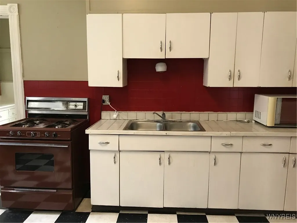 214 Highland Avenue, Buffalo, New York 14222, Buffalo, New York 14222, 4 Bedrooms Bedrooms, ,4 BathroomsBathrooms,Residential,For Sale,214 Highland Avenue, Buffalo, New York 14222,B1627297