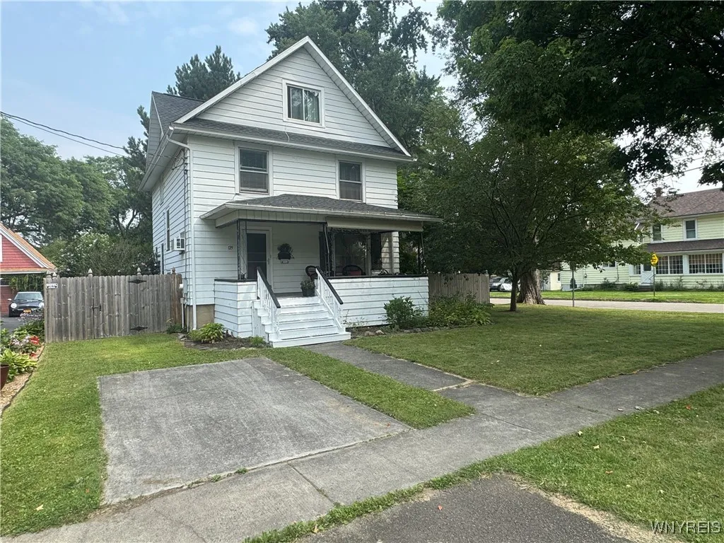 129 West Court Street, Warsaw, New York 14569, Warsaw, New York 14569, 4 Bedrooms Bedrooms, 8 Rooms Rooms,1 BathroomBathrooms,Residential,Closed,129 West Court Street, Warsaw, New York 14569,0,B1628767