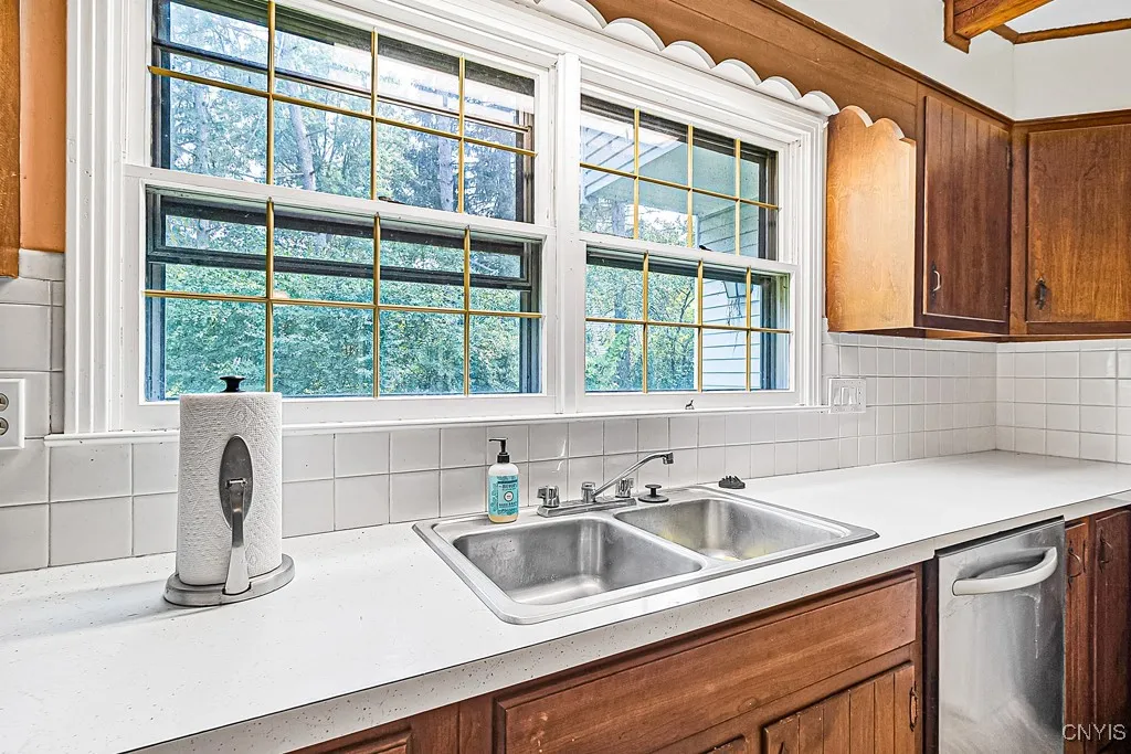 69 Woodberry Road, New Hartford, New York 13413, New Hartford, New York 13413, 5 Bedrooms Bedrooms, 13 Rooms Rooms,2 BathroomsBathrooms,Residential,Closed,69 Woodberry Road, New Hartford, New York 13413,0,S1628818