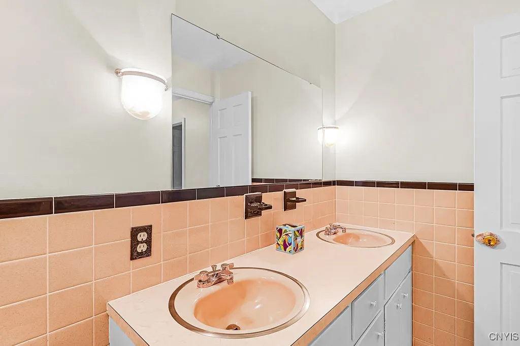 69 Woodberry Road, New Hartford, New York 13413, New Hartford, New York 13413, 5 Bedrooms Bedrooms, 13 Rooms Rooms,2 BathroomsBathrooms,Residential,Closed,69 Woodberry Road, New Hartford, New York 13413,0,S1628818