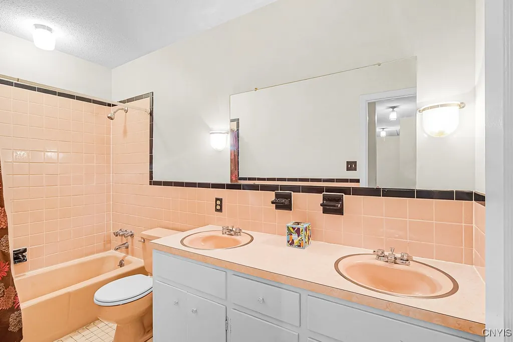 69 Woodberry Road, New Hartford, New York 13413, New Hartford, New York 13413, 5 Bedrooms Bedrooms, 13 Rooms Rooms,2 BathroomsBathrooms,Residential,Closed,69 Woodberry Road, New Hartford, New York 13413,0,S1628818