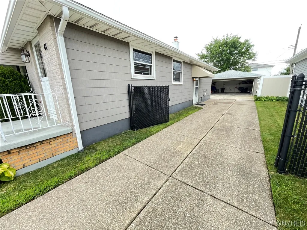 41 Marion Road, Amherst, New York 14226, Amherst, New York 14226, 3 Bedrooms Bedrooms, 5 Rooms Rooms,1 BathroomBathrooms,Residential,For Sale,41 Marion Road, Amherst, New York 14226,B1628905