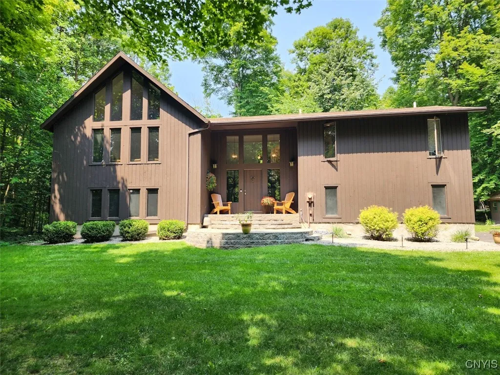 What a striking entryway...