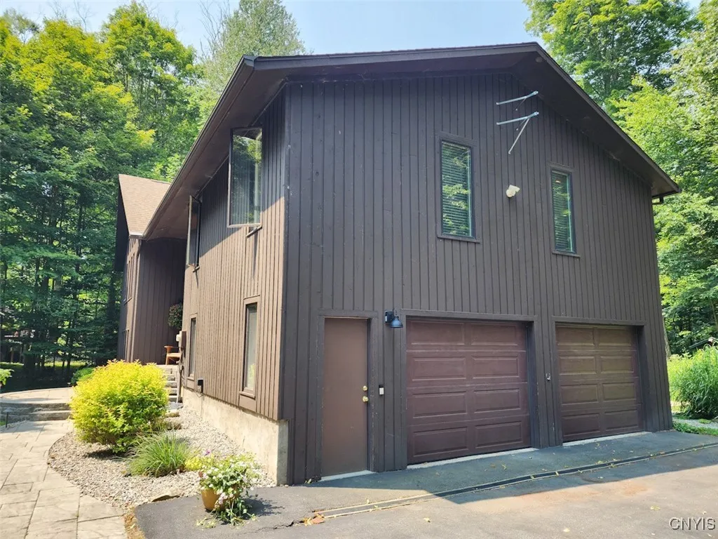 The home features a spacious 2 car garage.