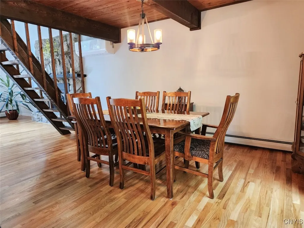 From this angle, it is easy to see that there is plenty of room for 6 or more people in the eat-in space.