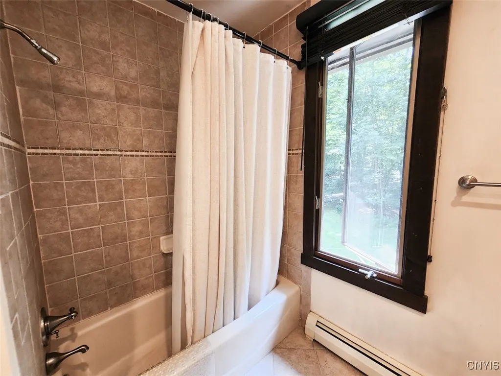 You'll love the attractive tilework in the bathtub.