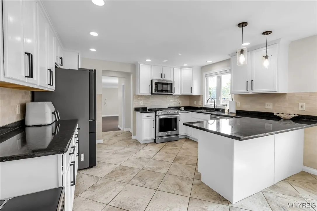 9 Evanshire Lane, Amherst, New York 14221, Amherst, New York 14221, 3 Bedrooms Bedrooms, 6 Rooms Rooms,3 BathroomsBathrooms,Residential,For Sale,9 Evanshire Lane, Amherst, New York 14221,B1628902