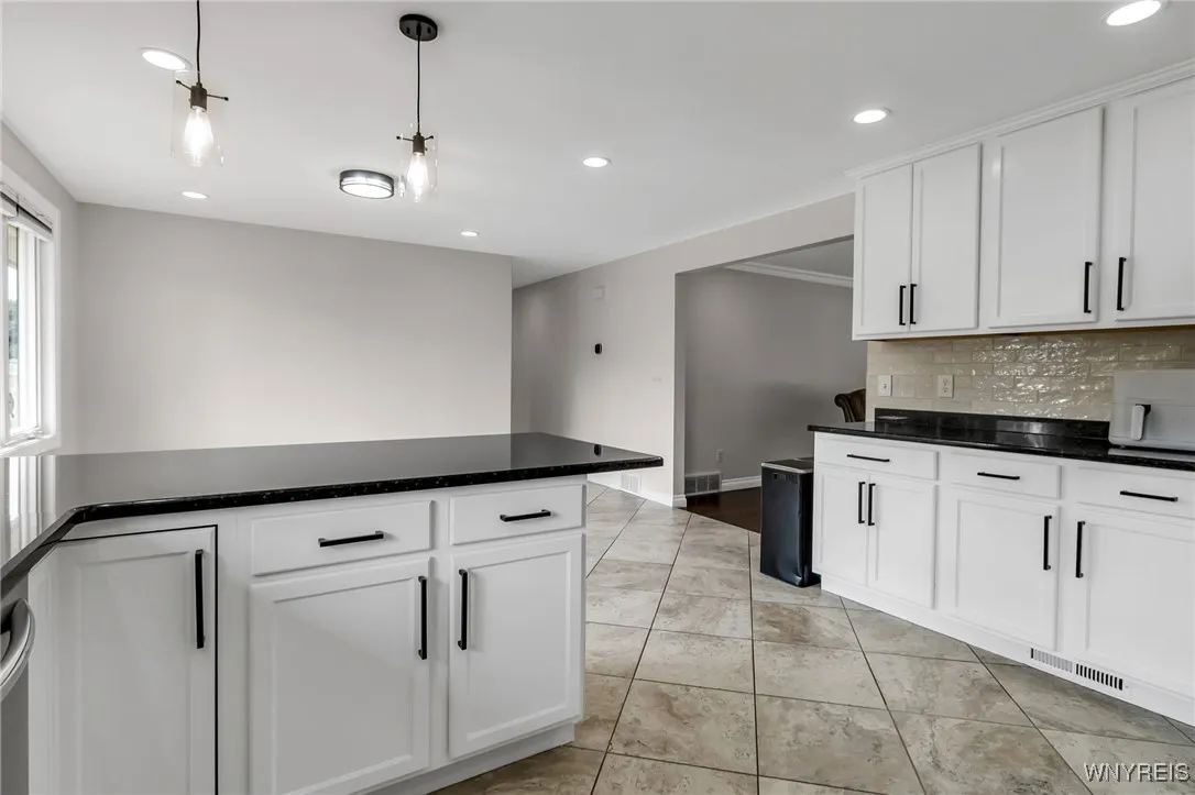 9 Evanshire Lane, Amherst, New York 14221, Amherst, New York 14221, 3 Bedrooms Bedrooms, 6 Rooms Rooms,3 BathroomsBathrooms,Residential,For Sale,9 Evanshire Lane, Amherst, New York 14221,B1628902