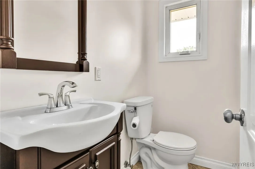 9 Evanshire Lane, Amherst, New York 14221, Amherst, New York 14221, 3 Bedrooms Bedrooms, 6 Rooms Rooms,3 BathroomsBathrooms,Residential,For Sale,9 Evanshire Lane, Amherst, New York 14221,B1628902