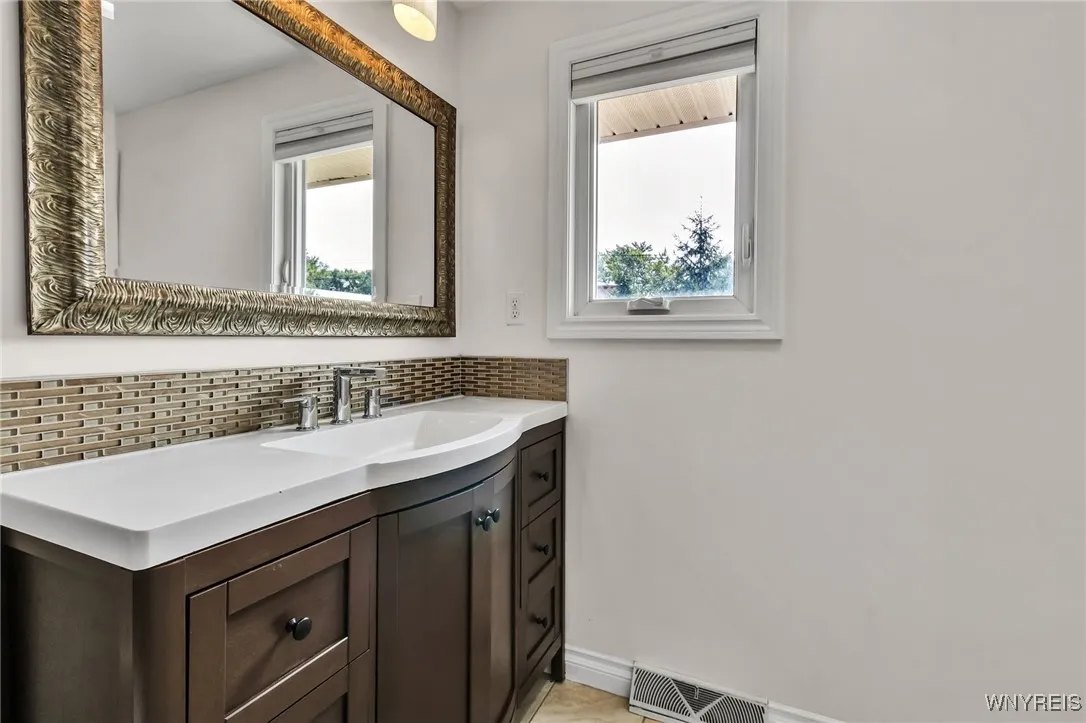 9 Evanshire Lane, Amherst, New York 14221, Amherst, New York 14221, 3 Bedrooms Bedrooms, 6 Rooms Rooms,3 BathroomsBathrooms,Residential,For Sale,9 Evanshire Lane, Amherst, New York 14221,B1628902