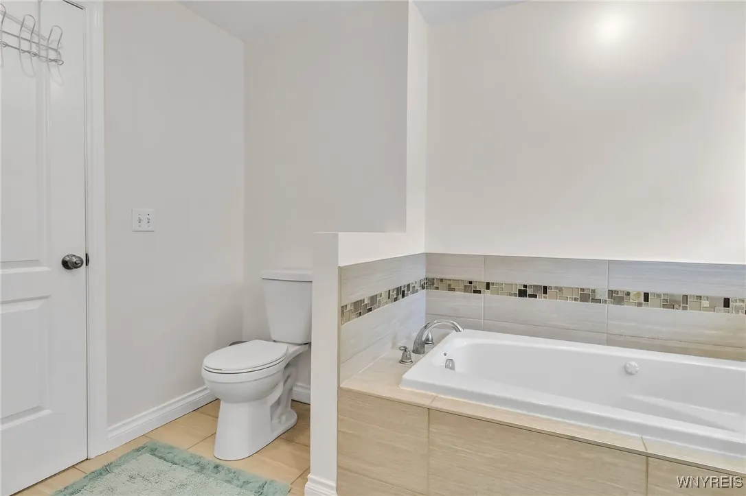 9 Evanshire Lane, Amherst, New York 14221, Amherst, New York 14221, 3 Bedrooms Bedrooms, 6 Rooms Rooms,3 BathroomsBathrooms,Residential,For Sale,9 Evanshire Lane, Amherst, New York 14221,B1628902