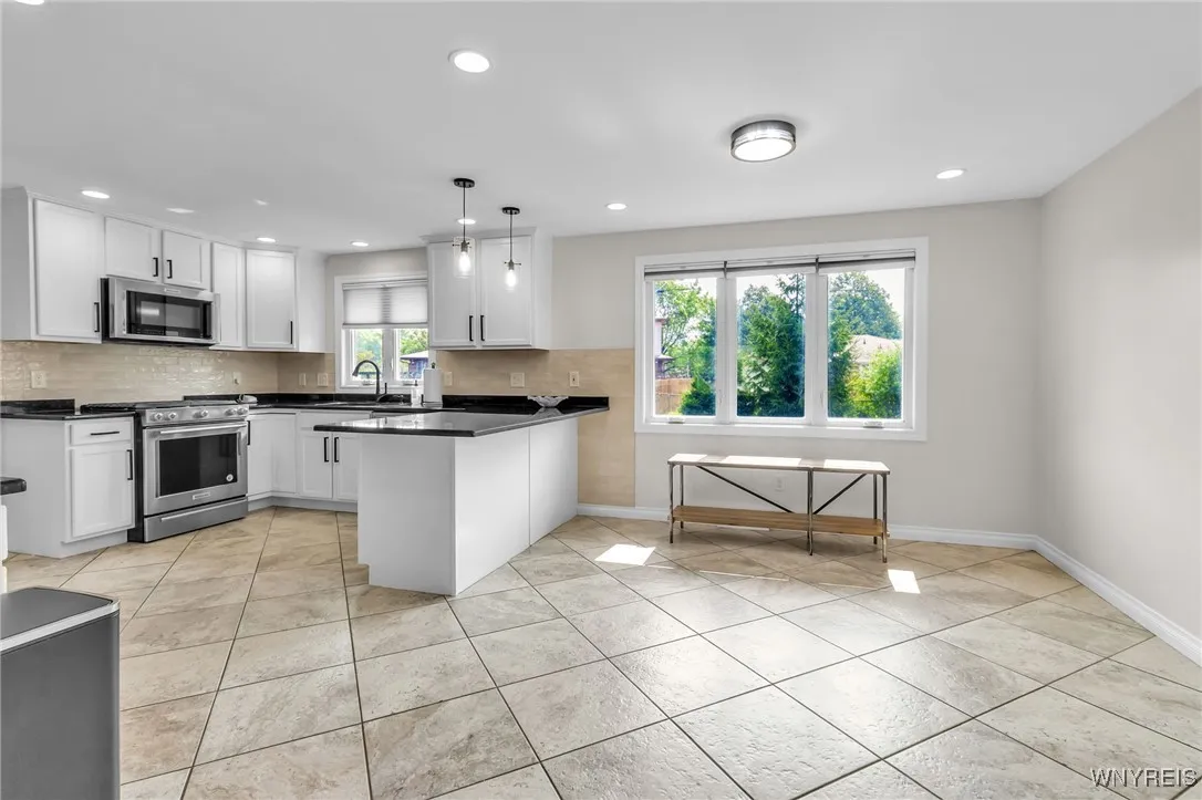 9 Evanshire Lane, Amherst, New York 14221, Amherst, New York 14221, 3 Bedrooms Bedrooms, 6 Rooms Rooms,3 BathroomsBathrooms,Residential,For Sale,9 Evanshire Lane, Amherst, New York 14221,B1628902