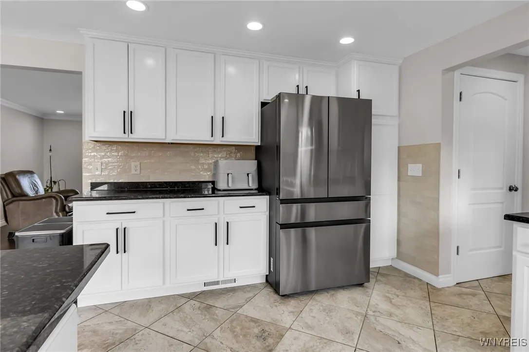 9 Evanshire Lane, Amherst, New York 14221, Amherst, New York 14221, 3 Bedrooms Bedrooms, 6 Rooms Rooms,3 BathroomsBathrooms,Residential,For Sale,9 Evanshire Lane, Amherst, New York 14221,B1628902
