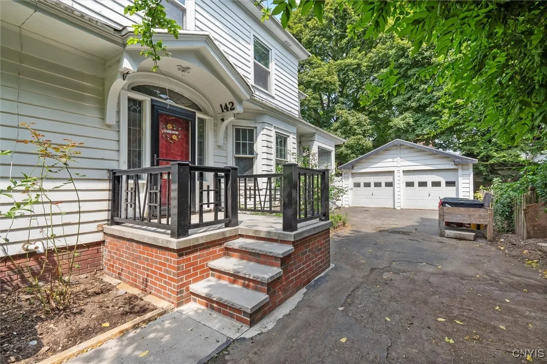 142 Hampton Road, Syracuse, New York 13203, Syracuse, New York 13203, 3 Bedrooms Bedrooms, 10 Rooms Rooms,1 BathroomBathrooms,Residential,For Sale,142 Hampton Road, Syracuse, New York 13203,0,S1628823
