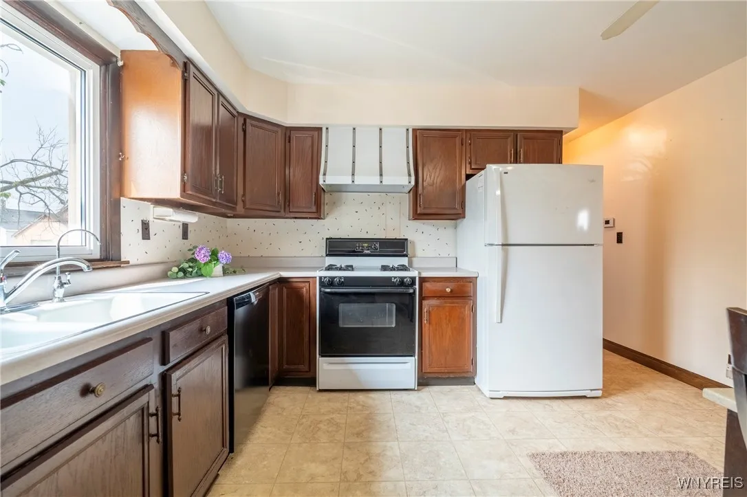 241 Willett St, Buffalo, New York 14206, Buffalo, New York 14206, 5 Bedrooms Bedrooms, ,2 BathroomsBathrooms,Residential,For Sale,241 Willett St, Buffalo, New York 14206,B1628764