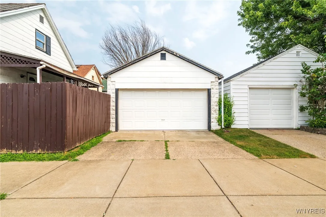 241 Willett St, Buffalo, New York 14206, Buffalo, New York 14206, 5 Bedrooms Bedrooms, ,2 BathroomsBathrooms,Residential,For Sale,241 Willett St, Buffalo, New York 14206,B1628764
