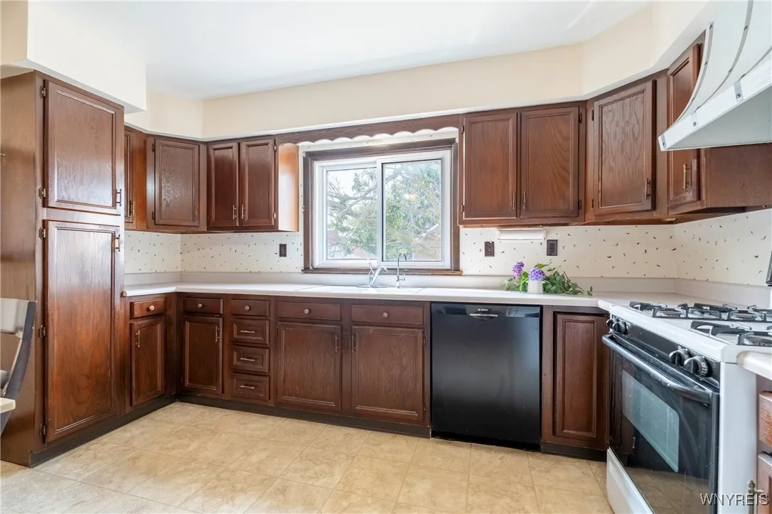241 Willett St, Buffalo, New York 14206, Buffalo, New York 14206, 5 Bedrooms Bedrooms, ,2 BathroomsBathrooms,Residential,For Sale,241 Willett St, Buffalo, New York 14206,B1628764