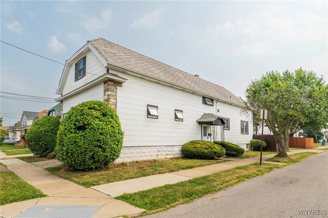 241 Willett St, Buffalo, New York 14206, Buffalo, New York 14206, 5 Bedrooms Bedrooms, ,2 BathroomsBathrooms,Residential,For Sale,241 Willett St, Buffalo, New York 14206,B1628764